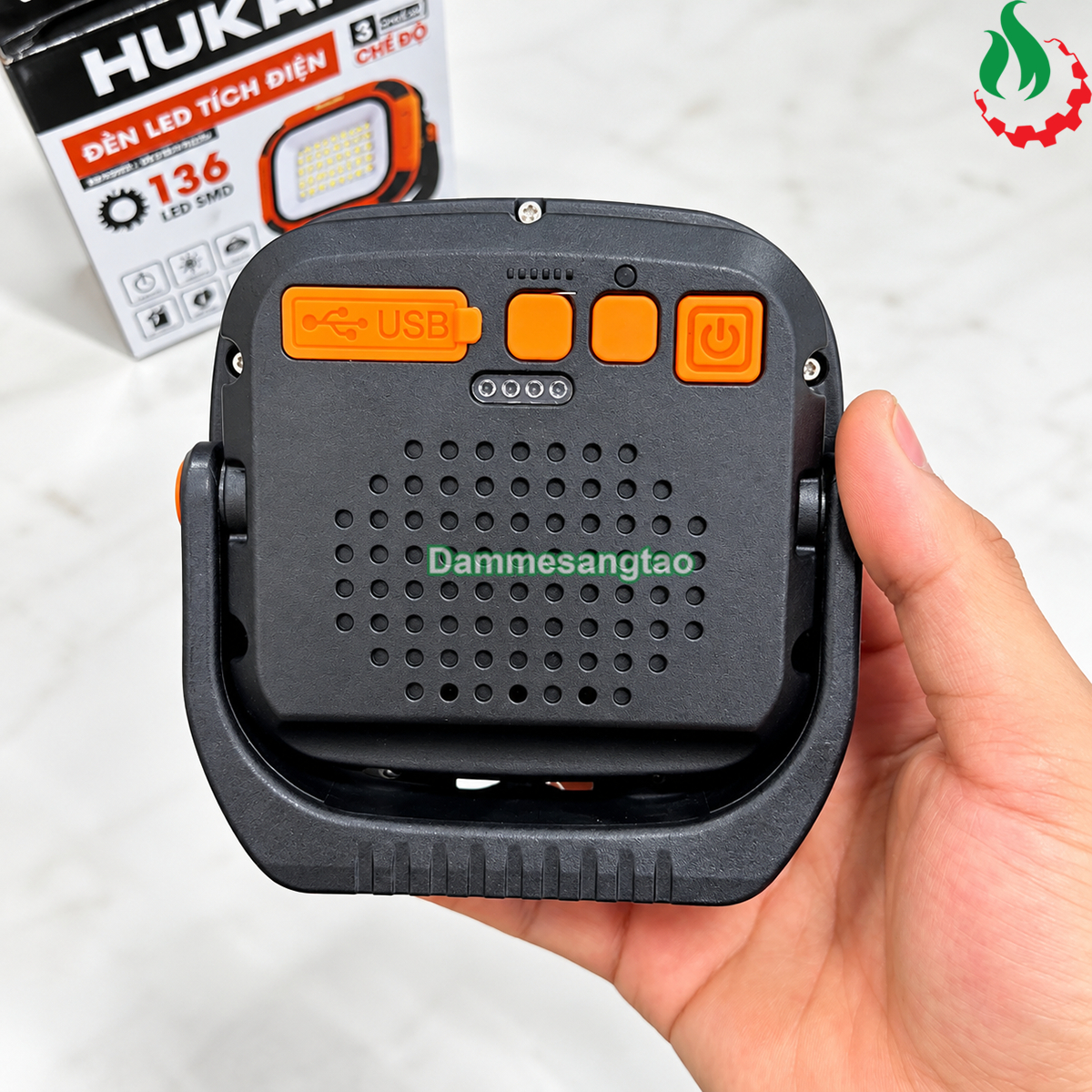 Mặt sau đèn LED STARKER SK-LD136GR với cổng sạc và các nút điều khiển
